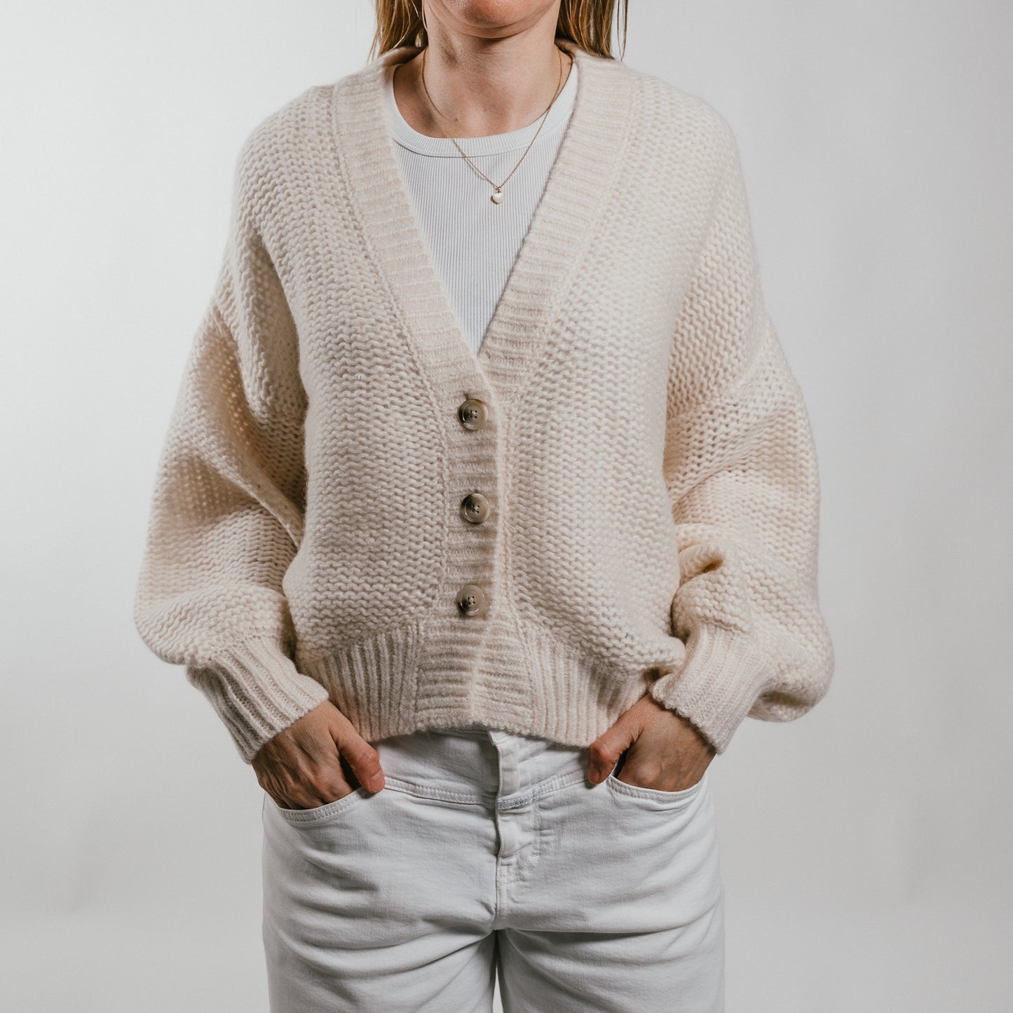 THE HEARTH Cardigan mit tiefem V-Ausschnitt aus Kaschmir & Seide