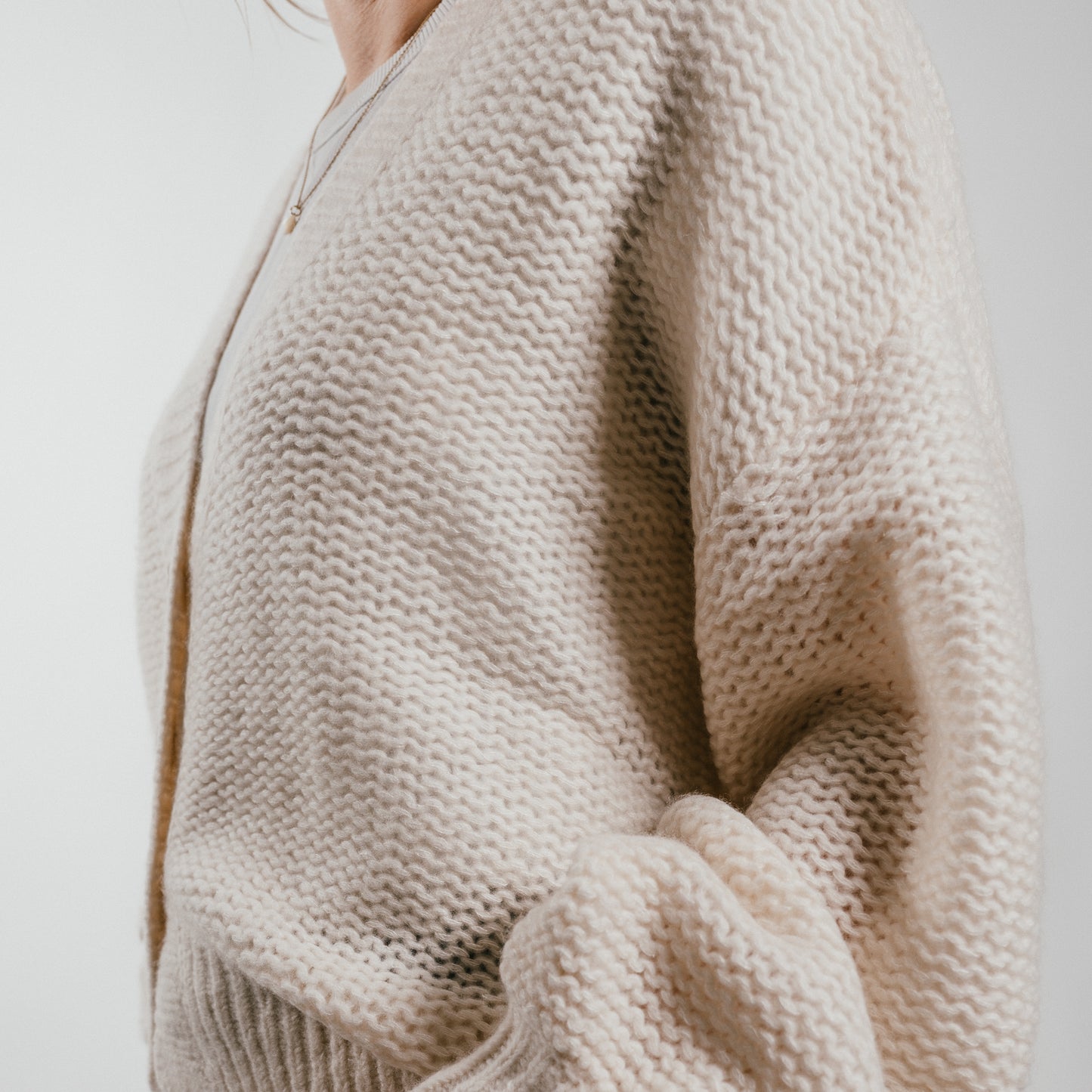 THE HEARTH Cardigan mit tiefem V-Ausschnitt aus Kaschmir & Seide