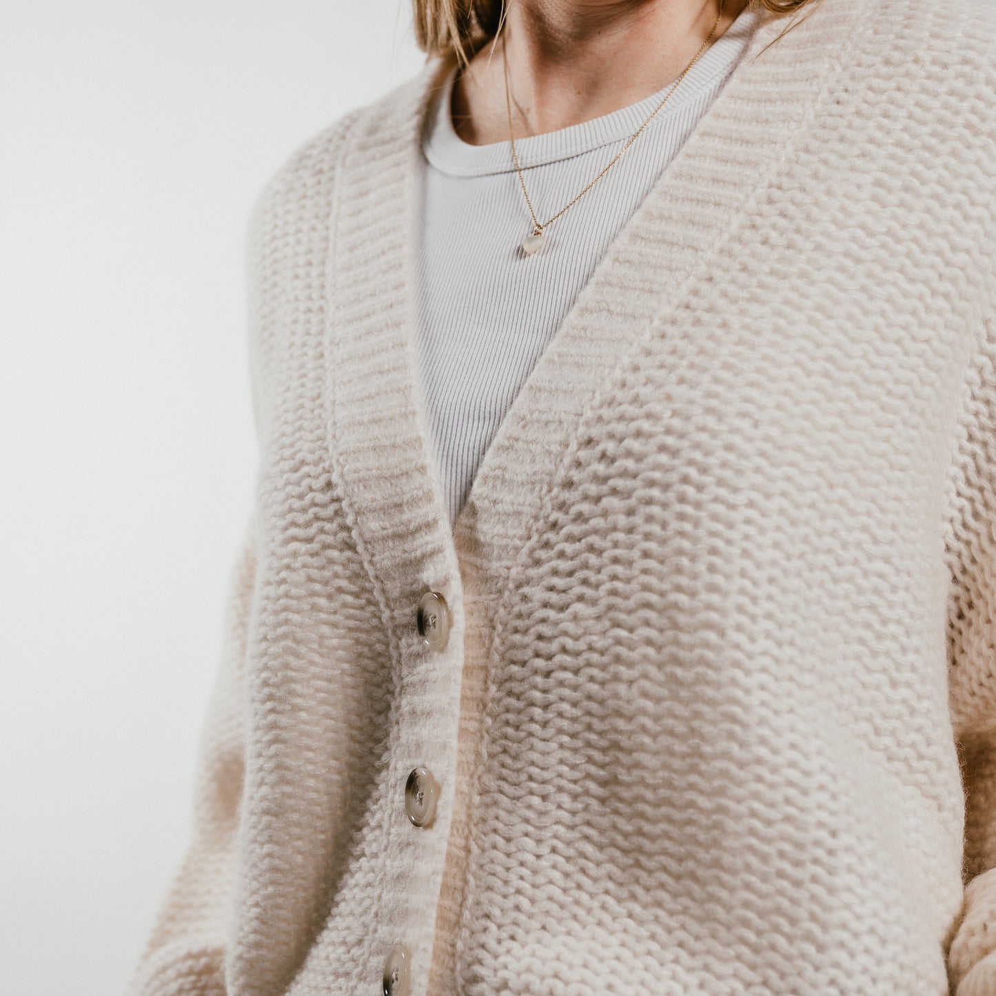 THE HEARTH Cardigan mit tiefem V-Ausschnitt aus Kaschmir & Seide