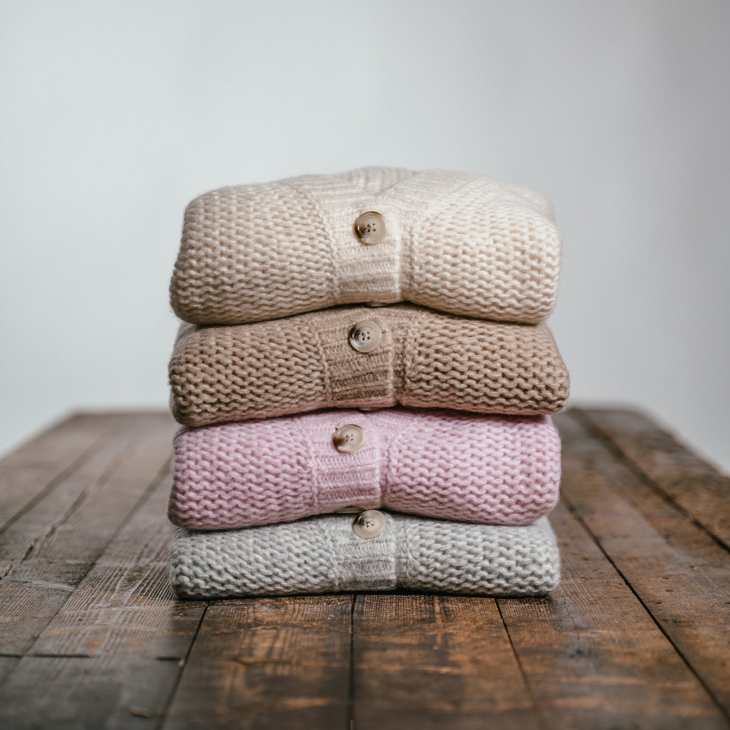 THE HEARTH Cardigan mit tiefem V-Ausschnitt aus Kaschmir & Seide