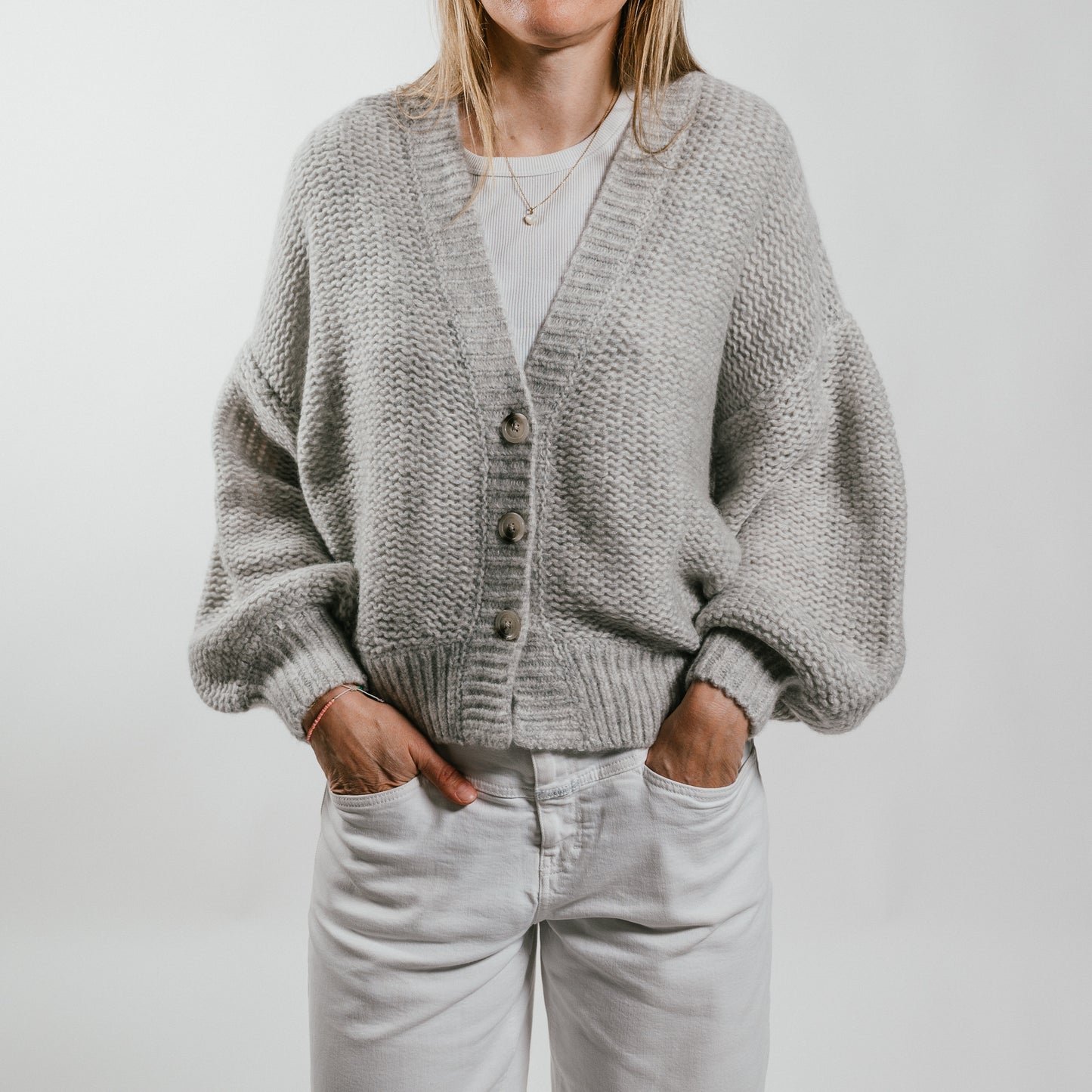 THE HEARTH Cardigan mit tiefem V-Ausschnitt aus Kaschmir & Seide