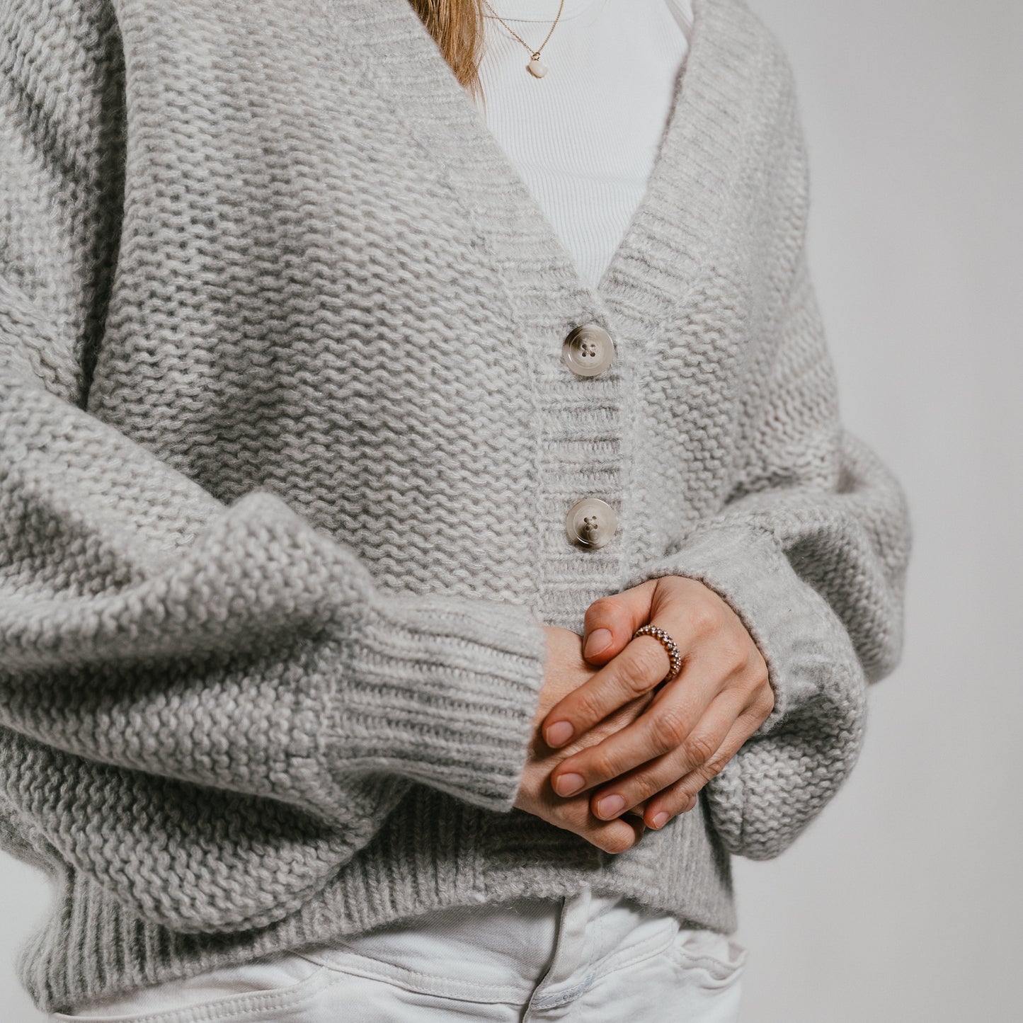 THE HEARTH Cardigan mit tiefem V-Ausschnitt aus Kaschmir & Seide