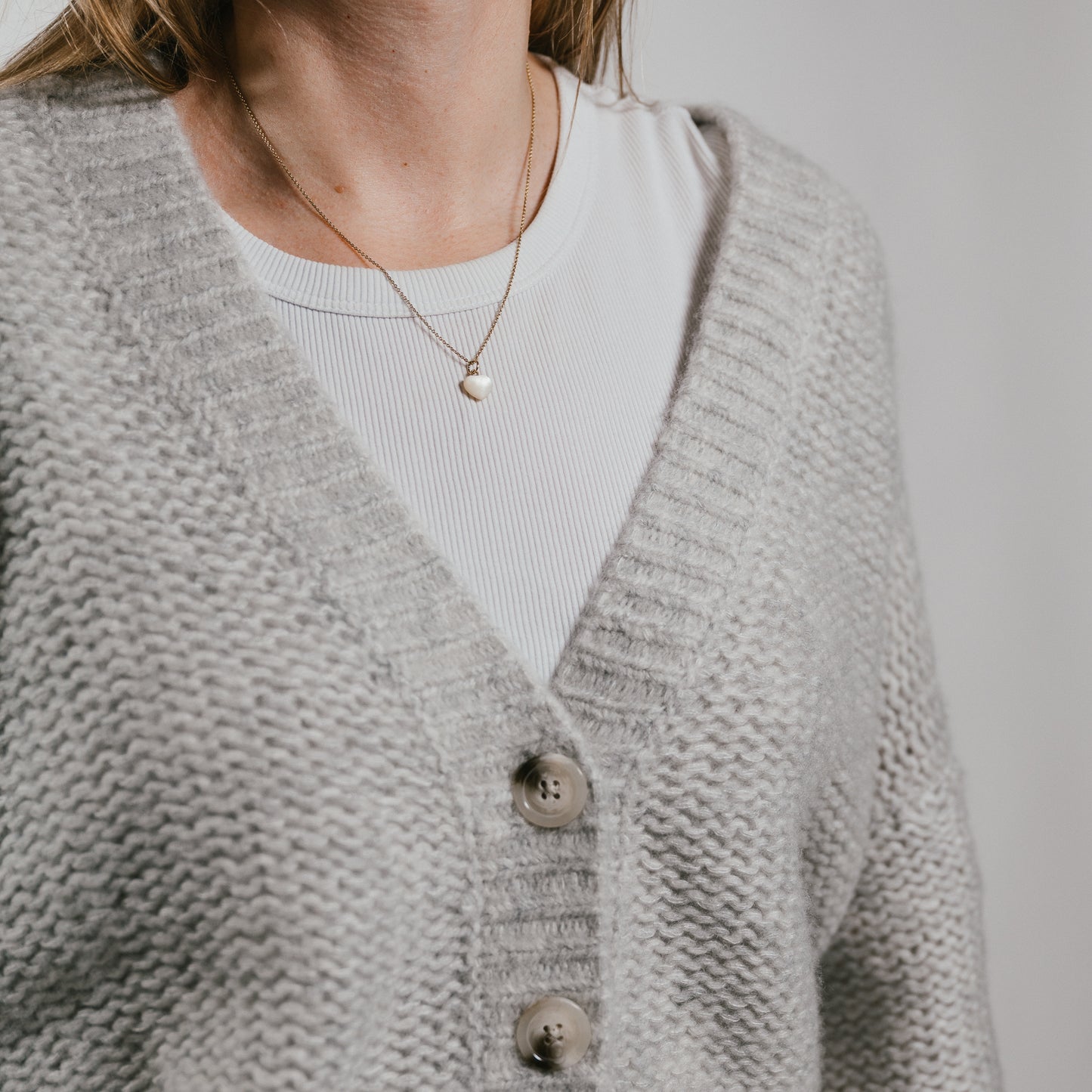 THE HEARTH Cardigan mit tiefem V-Ausschnitt aus Kaschmir & Seide