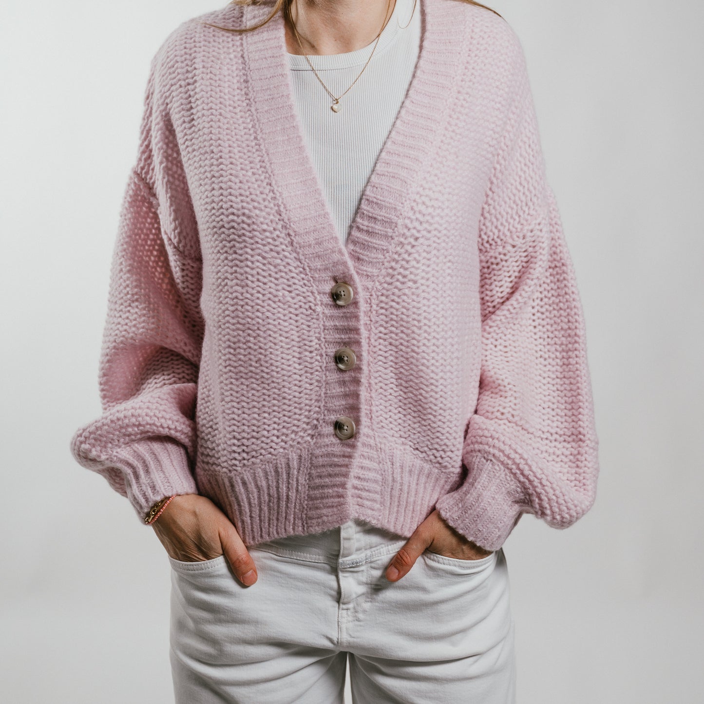 THE HEARTH Cardigan mit tiefem V-Ausschnitt aus Kaschmir & Seide