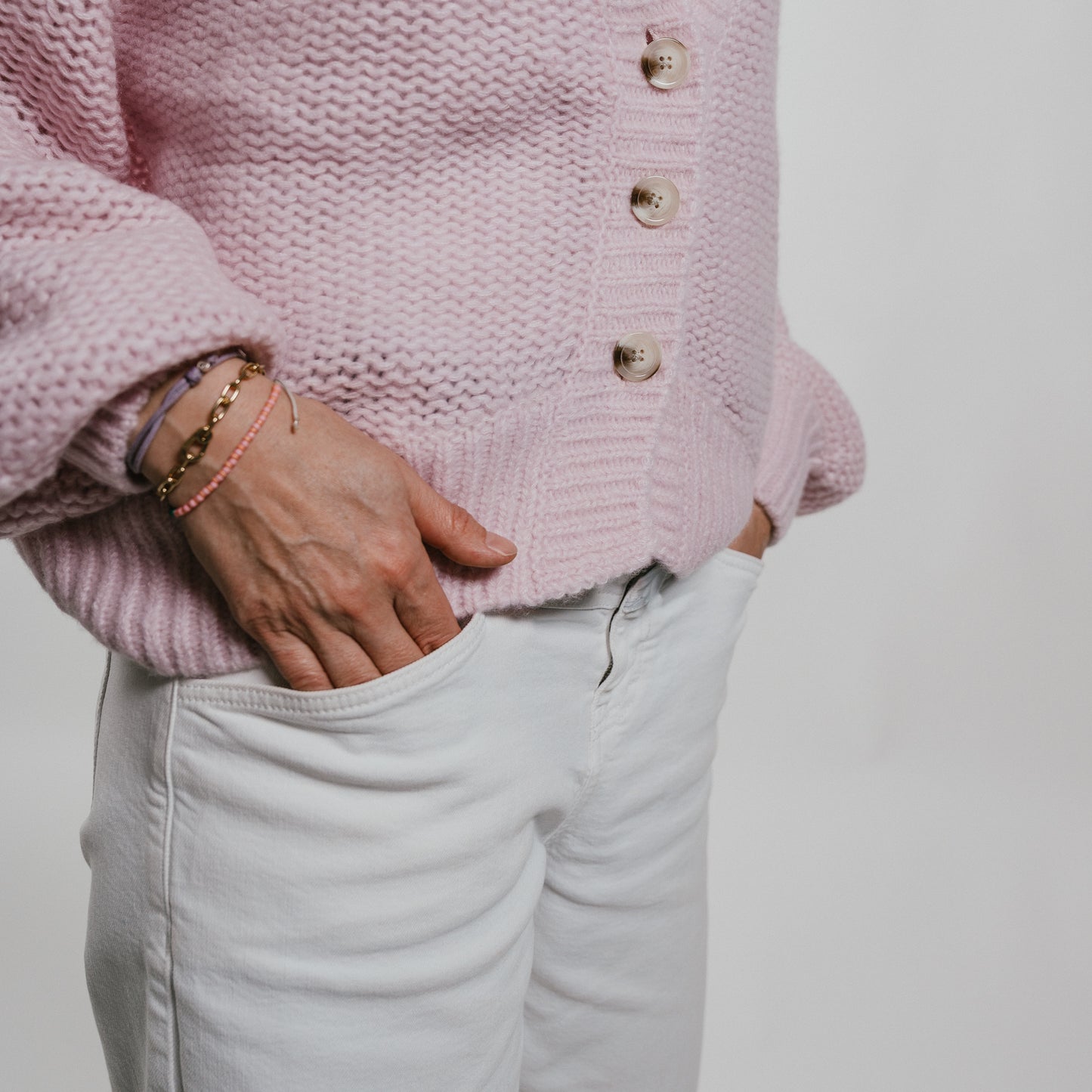 THE HEARTH Cardigan mit tiefem V-Ausschnitt aus Kaschmir & Seide