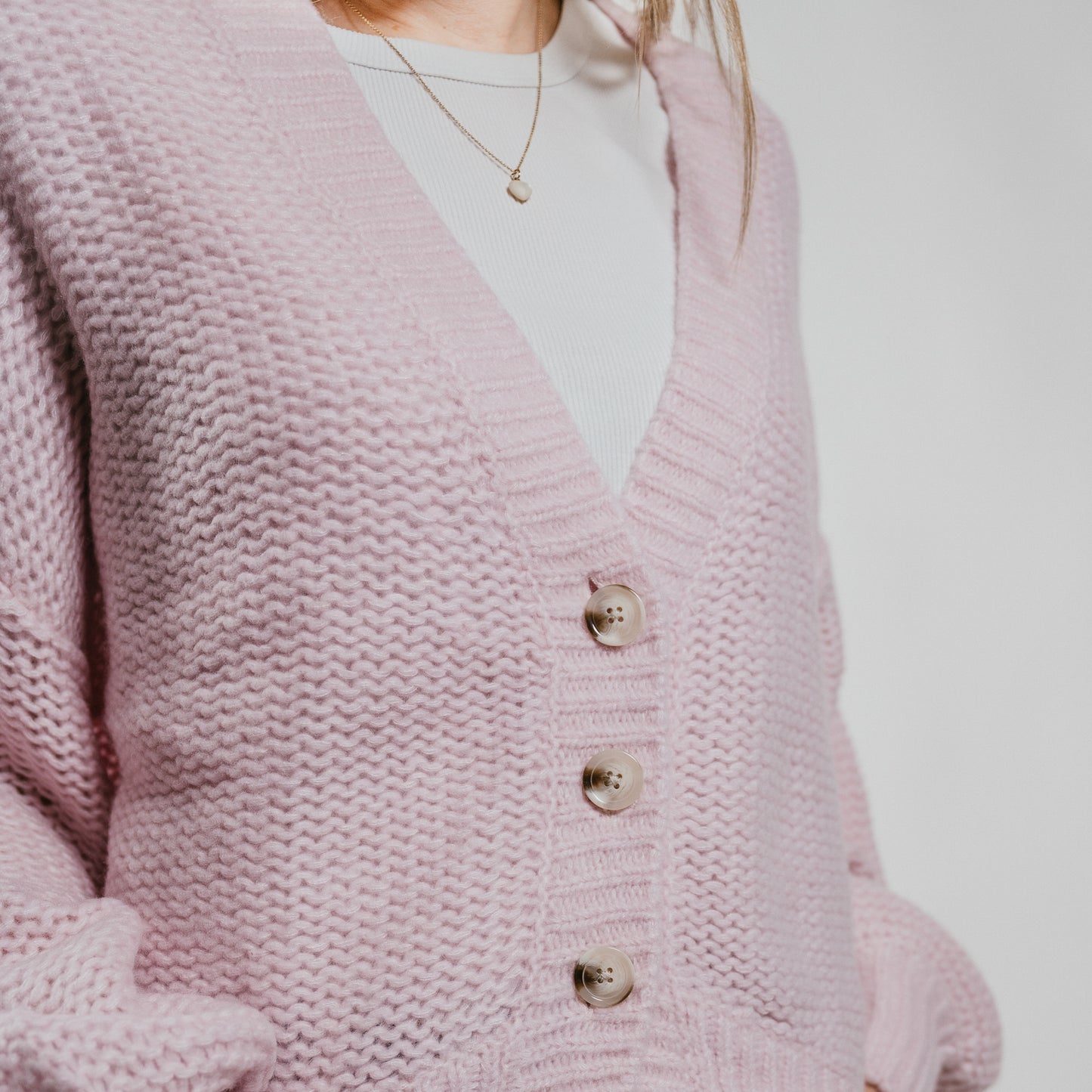 THE HEARTH Cardigan mit tiefem V-Ausschnitt aus Kaschmir & Seide