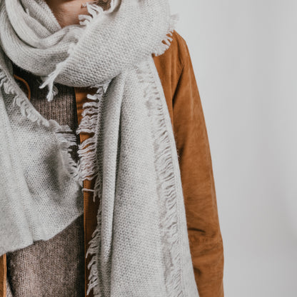 THE STILLNESS SCARF aus Kaschmir & Seide