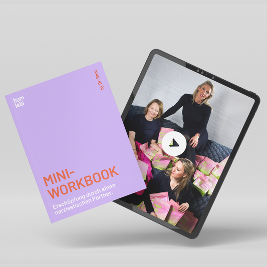 "Narzissmus macht müde - wenn er nie zuhört, aber immer recht hat." Ich erkläre. Er verdreht die Augen. Ich werde leise. Du kämpfst für Verbindung, er für Kontrolle. Und jedes Gespräch kostet dich Kraft. Am Ende fühlst du dich klein, leer, ausgelaugt.